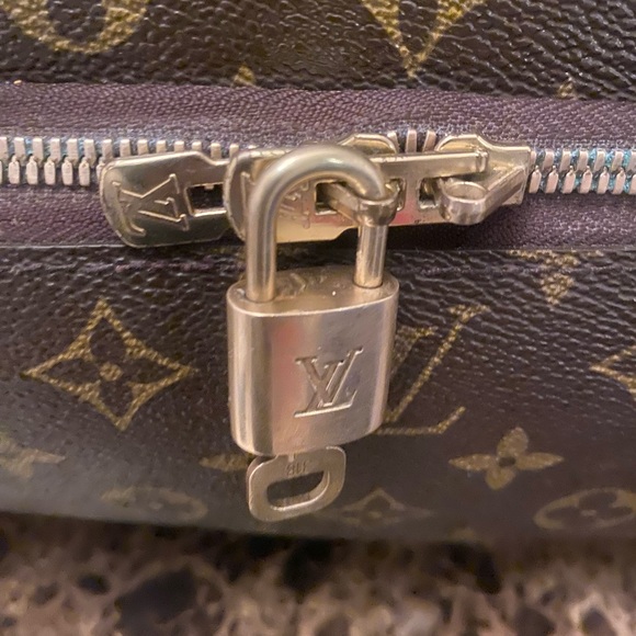 Gorgeous Louis Vuitton Unisex Monogram Evasion Travel Bag - #11 - Picture 9 of 13